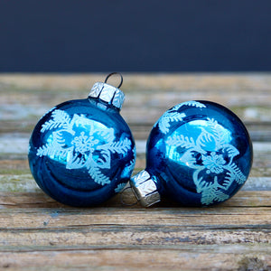Blå julekugler med blomstermotiv