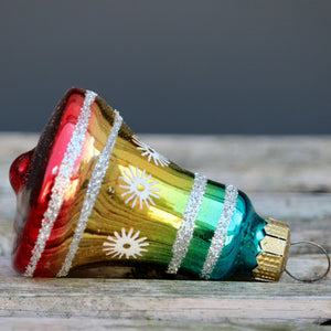 Juleklokke i regnbuefarvet glas