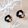 Mørkeblå julekugler i mundblæst glas med guld dekorationer