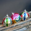 Gamle julekugler i festlige farver med glitter