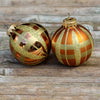 Orangebrune retro julekugler med guldglitter og guldfarve