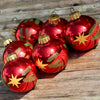 Tysk retro julepynt - røde kugler med gule stjerner og grankviste