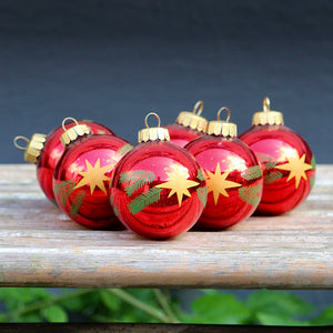 Gamle røde julekugler fra DDR med gule stjerner