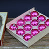 Vintage kasse med pink Shiny Brite julekugler fra USA